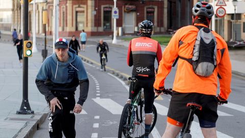 Ciclistas en el Muro de Gijón
