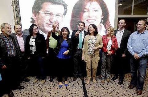 La cabeza de lista del PP en A Coru�a, Beatriz Mato, estuvo arropada por numerosos compa�eros.