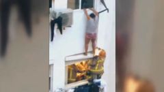 La hermana que se salv� fue rescatada por los bomberos cuando se descolg� por una ventana en un cuarto piso