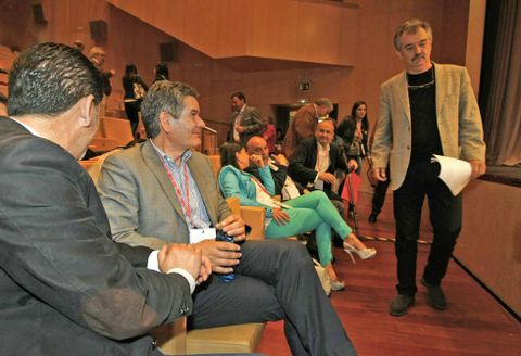 Rey pasa ante el secretario provincial del PSOE, Santos H�ctor, en el �ltimo congreso provincial. 