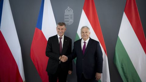 El primer ministro checo, Andrej Babis, con su homlogo hngaro, Viktor Orbn