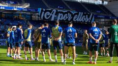 Los jugadores del Real Oviedo, antes del entrenamiento en el Tartiere