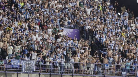 Ambientazo en las gradas del Jos� Zorrilla de los deportivistas desplazados a Valladolid para vivir el ascenso. 
