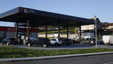 Gasolineras repostando en una gasolinera en Santiago