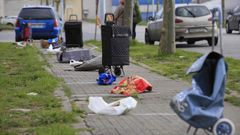 La cola de bolsas y carritos frente al Banco de Alimentos de Lugo
