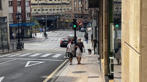 Dos se�oras pasean por Oviedo con la mascarilla