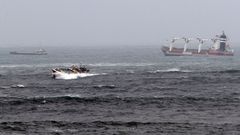 Barcos desafiando as ondas na entrada do porto de Viveiro 