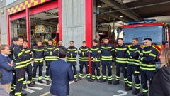 El alcalde, en el centro de la imagen, con los bomberos reci&eacute;n incorporados en Ferrol.