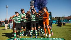 Los jugadores del Sporting Clube de Portugal levantan el trofeo de campeones de la tercera edici�n de la Celeste Cup.