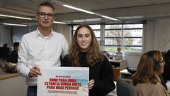 A temper escritora Malena Castieira Franesqui, gaadora da edicin do concurso do 2024, recollendo o premio da man do delegado de La Voz na Corua, Alfonso Andrade