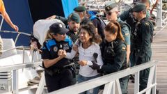 La Guardia Civil y la Polic�a Portuaria de Las Palmas de Gran Canaria han procedido este martes al desahucio de una de las personas que viven en barcos en el muelle deportivo de la ciudad, Margarita, de 71 a�os, alegando problemas de flotabilidad (EFE)