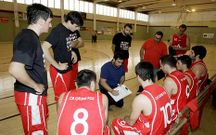 Pablo Castro da �rdenes a sus jugadores ante el Cluny.