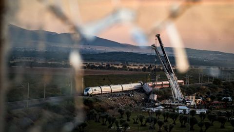 Varias gr�as trabajan en la zona del accidente ferroviario en Urda. Imagen del 29 de octubre. 