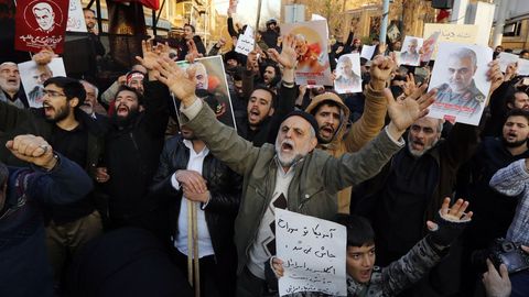 Cientos iran�es protestan frente a la embajada del Reino Unido tras la breve detenci�n de Macaire