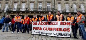 <span lang= es-es >Protestas ante Raxoi</span>. El pleno dio pie a varias protestas ciudadanas en el Obradoiro. All� estuvieron los vecinos de Galeras, los afectados por las preferentes y los trabajadores de Urbaser, concesionaria del servicio municipal de limpieza, que reclaman que se cumplan los acuerdos laborales.
