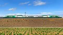 El tren laboratorio Sneca, en el recorrido de alta velocidad entre Olmedo (Valladolid) y Zamora, en las proximidades de Toro