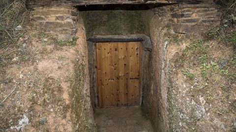 Entrada de una de las bodegas típicas de la aldea
