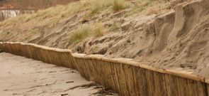 La empalizada de la playa de A Magdalena qued� a la vista. 