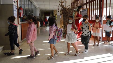 Imagen de ni�os y ni�as en su primer d�a de clase del pasado curso 2020/21