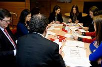 Imagen de la primera reuni�n mantenida por la comisi�n gestora en la C�mara ferrolana. 