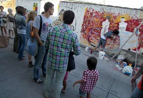 Los viandantes contemplan la realizaci�n de una de las obras en la pasada edici�n. 