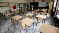 Un aula del CEIP Ponte dos Brozos, que suma diez casos activos, durante la preparaci�n para el inicio del curso