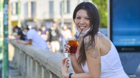 Una joven toma un aperitivo en la d�rsena de Mil�n