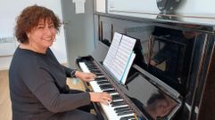 <span lang= gl >Ademais de dirixir a escola de m�sica, Alianza Uh�a � mestra de piano e de linguaxe musical</span>