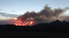 Incendio que entr� este jueves desde Portugal ll parque natural del Xur�s por el concello de Lobios 