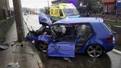 El turismo se sali� de la v�a y choc� frontalmente contra un poste