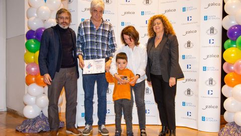 Mateo, acompa�ado de su familia, recibi� su joya de manos de Juan Adrio, director de la Escuela de Arte e Superior de Dese�o Mestre Mateo, y Mar�a Eugenia P�rez, la directora xeral de FP