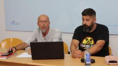 Los dos concejales del BNG, Miguel �ngel Varela y Miguel Platas Rodr�guez, en la comparecencia de esta ma�ana en Carballo