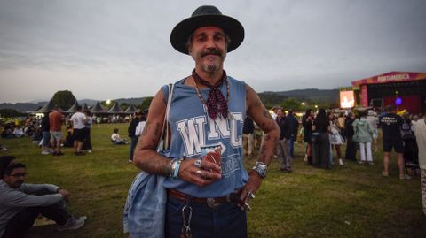 Edu, con su estilismo de �cowboy�, con prendas de la tienda �vintage� que regenta en A Coru�a