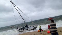 Un velero encalla en Ribeira