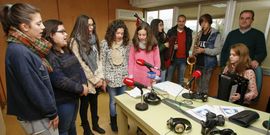 Xos� Manuel Varela e Ic�a Varela -por la derecha- con el m�sico y compositor Suso Moreira y los j�venes que han dado vida a las canciones de <span lang= gl >O grilo M�llelo</span>, visitaron ayer el estudio de Radio Voz en Carballo para presentar este proyecto colectivo. 