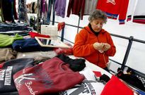 Digna Tarr�o, ayer en su puesto de ropa en Cambados.