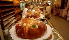 El caracter�stico rosc�n de Reyes triunf� ayer en las pasteler�as de toda la comarca de A Mari�a