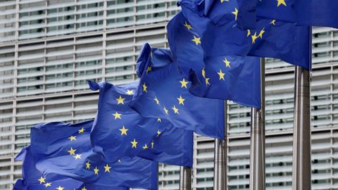 Banderas comunitarias en la sede de la Comisión Europea en Bruselas