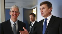  El vicepresidente de la Comisi�n Europea para Mercado �nico, Andrus Ansip, recibe al consejero delegado de Apple, Tim Cook