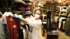 Unos 30 comercios de Viveiro como Versus, en imagen, ofrecer�n hoy descuentos del 20%