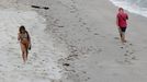 Los expertos recomiendan mantenerse alejado de la orilla y sin distracciones durante los paseos por la playa si hay fuerte oleaje.