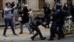 Un antidisturbios golpea a un manifestante durante la protesta celebrada en Par�s