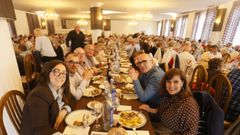 <span lang= gl >Mari�a Gueimunde, alcaldesa, acudiu � comida canda Mart�n Vale (tenente de alcaldesa), e os concelleiros Vicente V�zquez e Saray Ventura</span>
