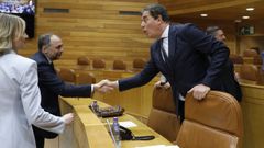 Besteiro saludando a miembros del Gobierno gallego en funciones