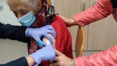 Julia Pi�eiro recibe la primera dosis de la vacuna contra el coronavirus