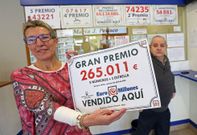 Mar�a Jos� Petisco muestra el cartel del premio que vendi� la semana pasada. 