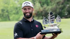 Jon Rahm posa con el trofeo del torneo de Hong Kong del LIV Golf.