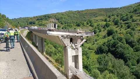 Se derrumb un vano entero ente dos soportes del puente de O Castro, en la A-6