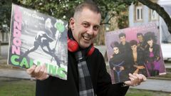 Manuel Lens, con The Clash y Alaska y los Pegamoides, ayer en el Cant�n de Ferrol.