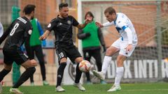 Rub�n Ramos disputa un bal�n con Berganti�os en el encuentro entre el Dux y el Deportivo en Madrid